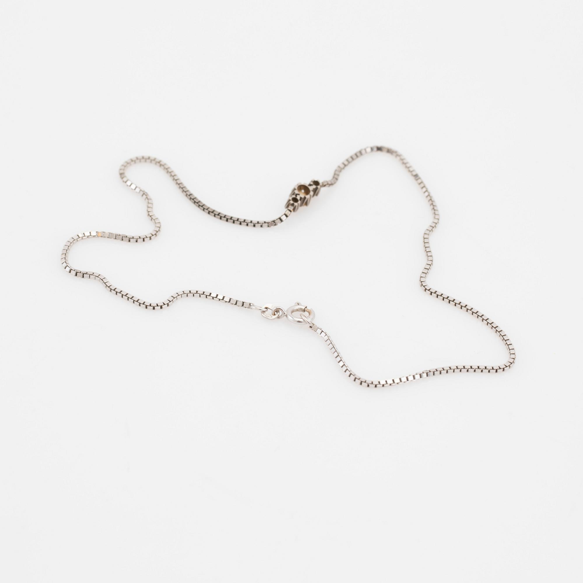 Collier, 18K vitguld med tre briljantslipade diamanter.