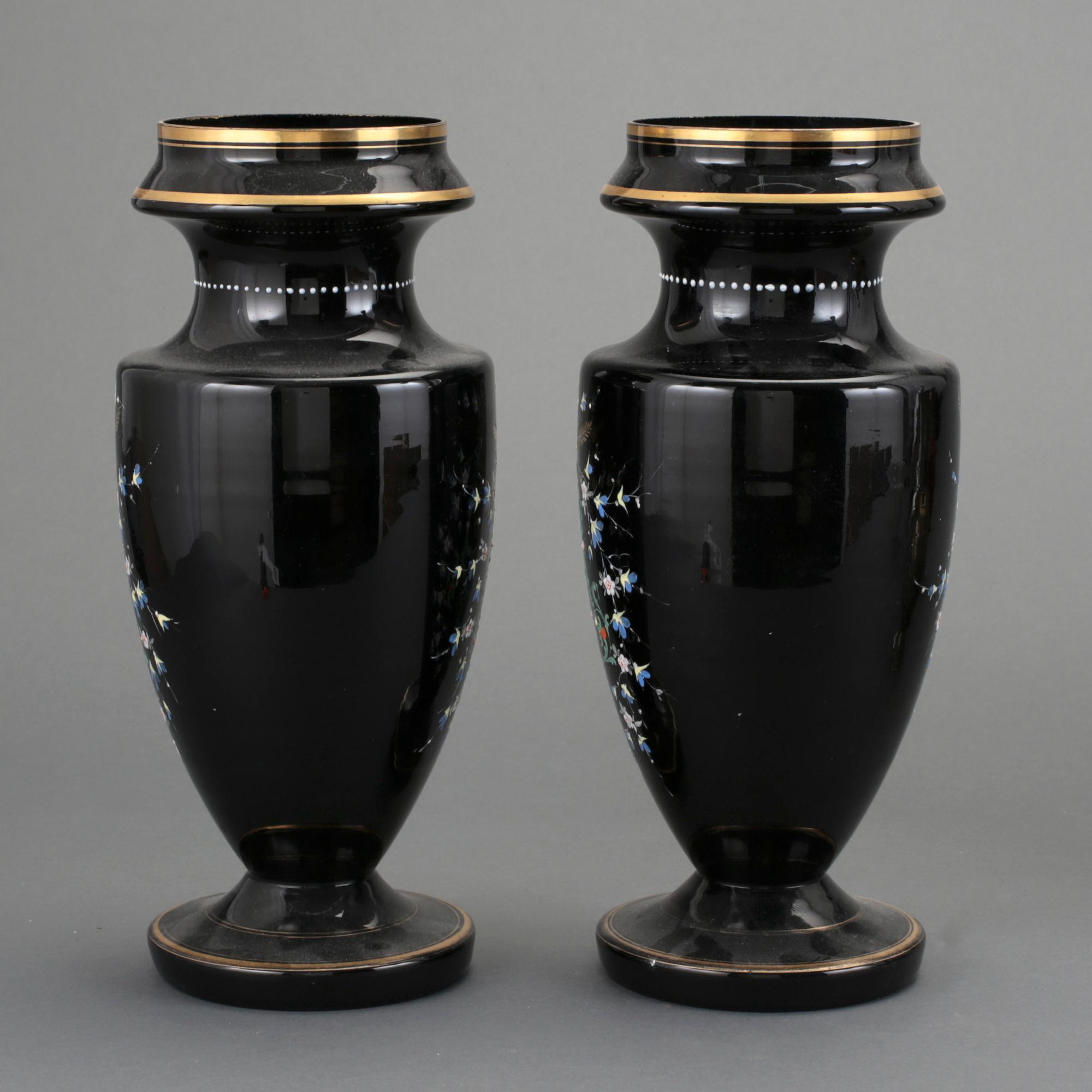 URNOR, ett par, glas och emalj, England, 1900-tal.