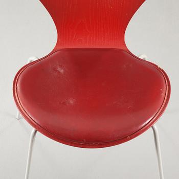 ARNE JACOBSEN, 8 stolar, "Sjuan", Fritz Hansen, 1995.