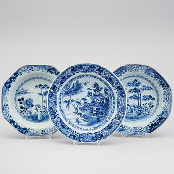 A mixed lot of 16 Chinese Export Porcelain blue and white soup plates, Qing dynasty, Qianlong (1736-95).