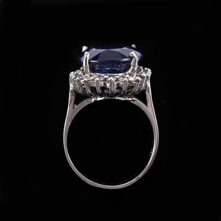 RING, 14k vitguld med syntetisk safir ca16x14mm och briljantslipade diamanter. Vikt 9g.
