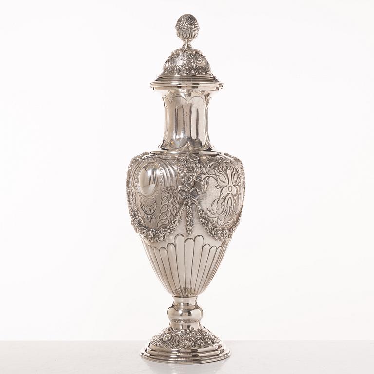 A silver lided vase, Louis XVI style, 20th century.
