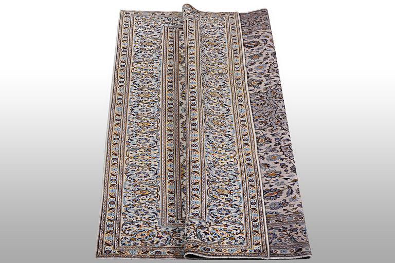 A carpet, Kashan, ca 361 x 253 cm.