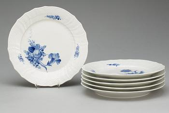 MATSERVIS, 18 delar,  porslin, "Blå blomst", Royal Copenhagen, 1900-talets andra hälft.