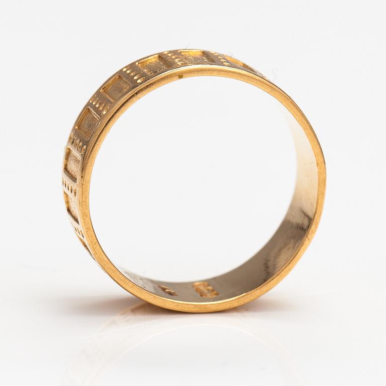 An 18K gold ring "Metsäpirtti". Kalevala Koru, Helsinki 1997.
