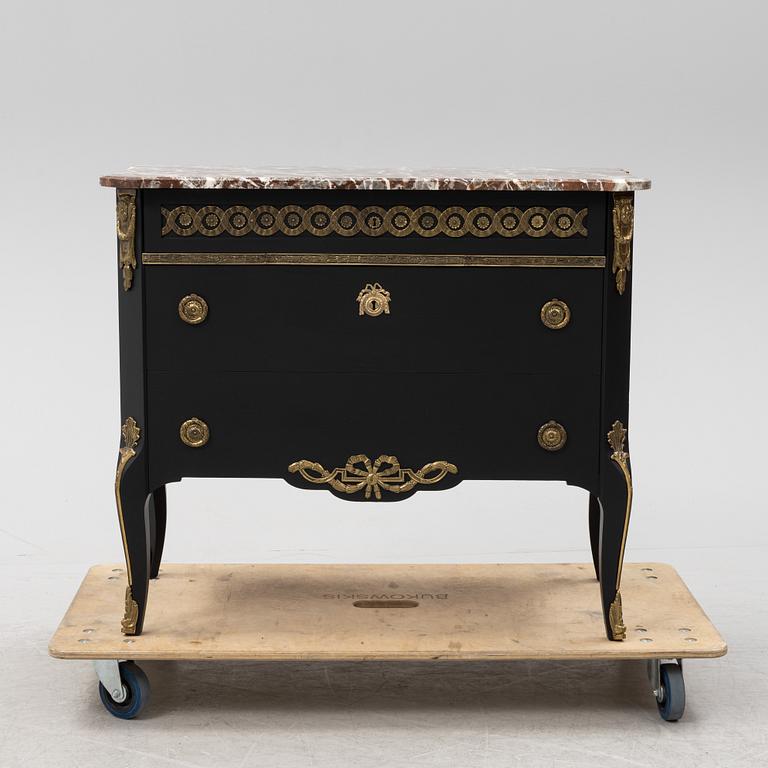 Byrå med stenskiva, gustaviansk stil, 1900-talets andra hälft.