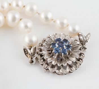 COLLIER, odlade pärlor med lås i 18K vitguld samt fasettslipade blå safirer.
