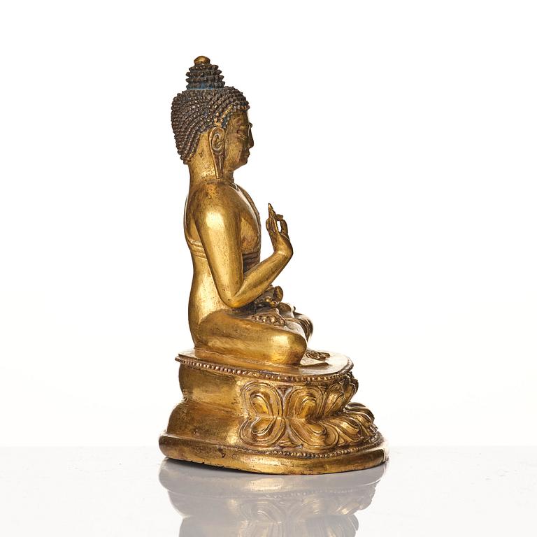 Buddha, förgylld brons. Tibet, troligen 17/1800-tal.