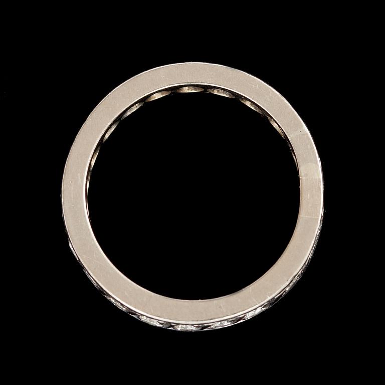 RING, 18k vitguld med briljantslipade diamanter, tot ca 0,40 ct. Malmö 1965. Vikt 4,6 g.
