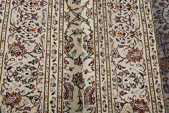 A carpet, Kashan, ca 289 x 188 cm.