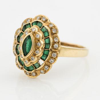 Ring, 18K guld med smaragder och briljantslipade diamanter.