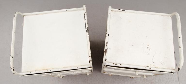SÄNGBORD, 2 st, snarlika, 1900-talets första hälft.