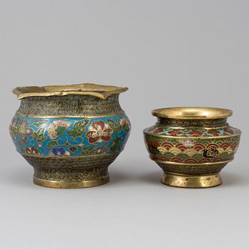 URNOR/YTTERFODER, 2 st, cloissonné, Japan, 1900-tal.
