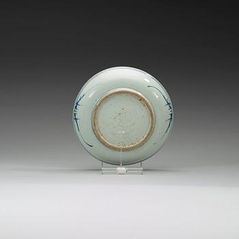 TALLRIKAR, tre stycken, porslin. Ming dynastin, Tianqi/Chongzhen 1600-tal.