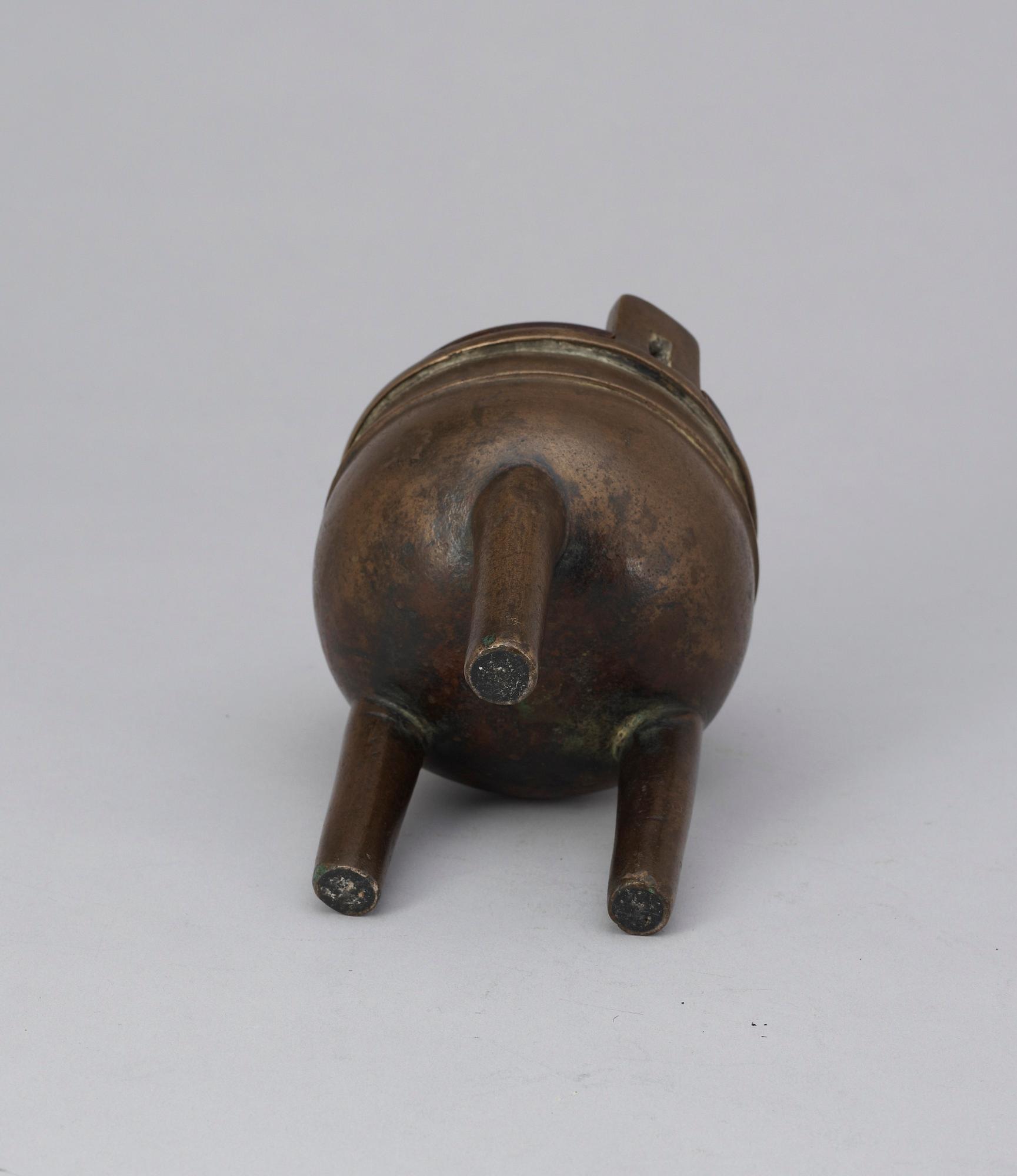 RÖKELSEKAR med LOCK. Brons och trä. Kina, Qing dynastin.