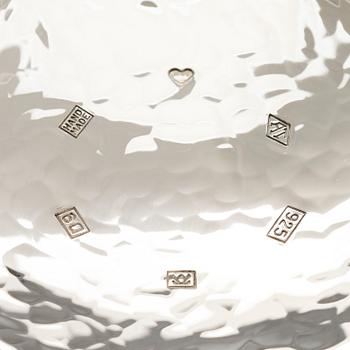 A. Tillander, malja, sterlinghopeaa ja emalia. Helsinki 2005.