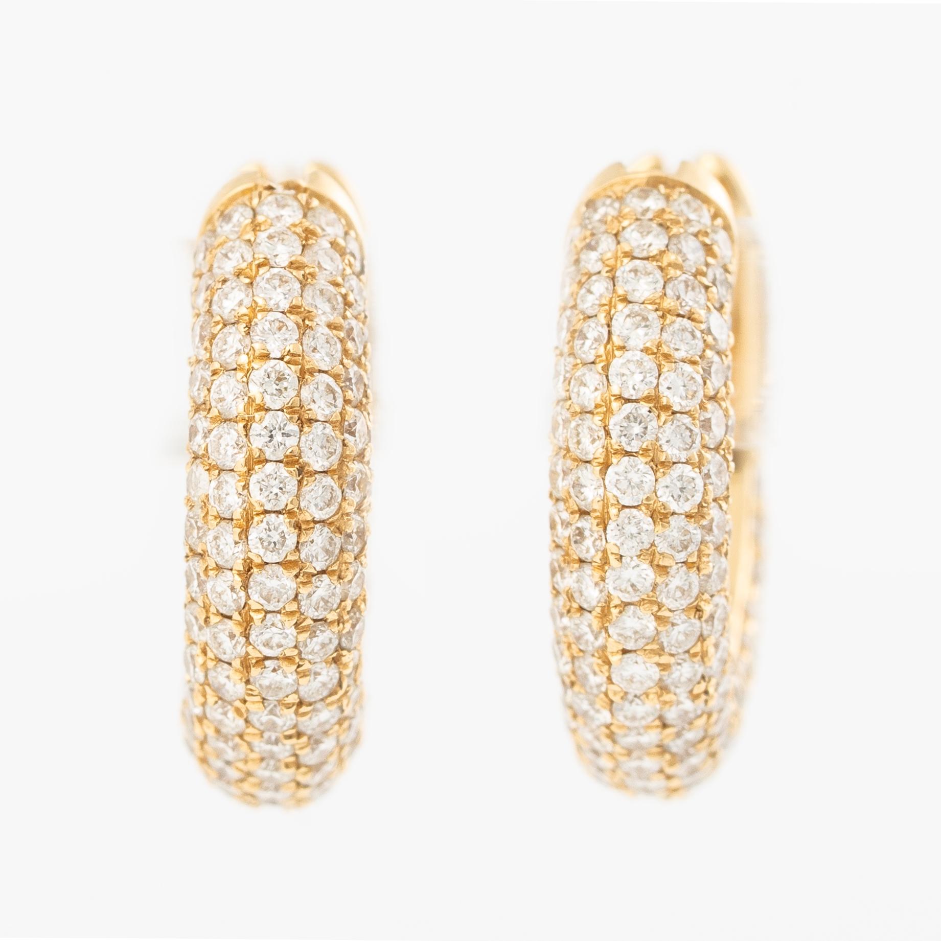 Efva Attling, örhängen, ett par, "Million Stars Creol", 18K guld med briljantslipade diamanter.