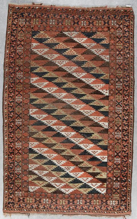 MATTA, semiantik Ersari sannolikt. Ca 186,5 (samt ca 4 cm slätväv på kortsidorna sammanlagt) x 116 cm.