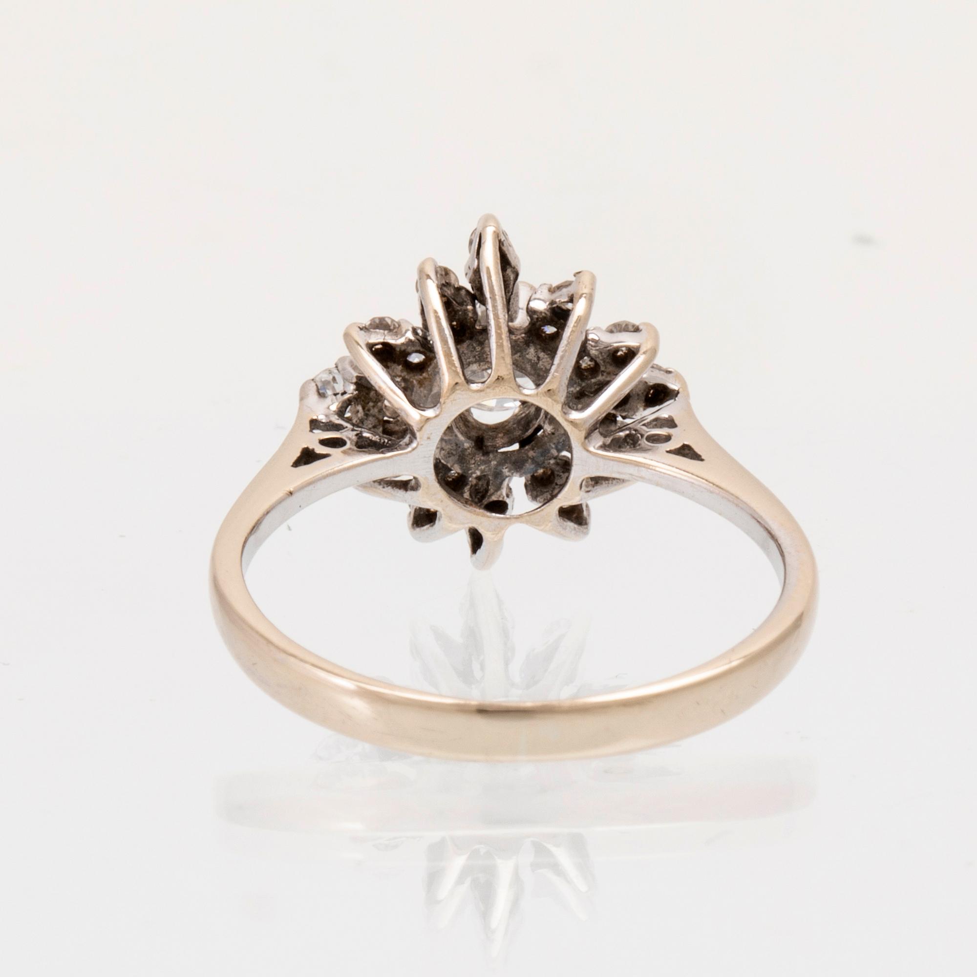 Ring 18K vitguld med rund briljantslipad samt runda enkelslipade diamanter.