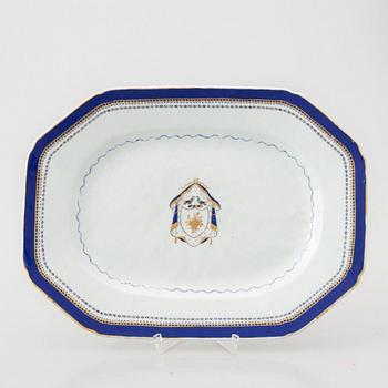 An export porcelain serving dish, China, Jiaqing (1796-1820).