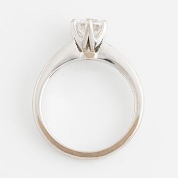 Ring 18K vitguld med en rund briljantslipad diamant 0.91 ct D vs2.