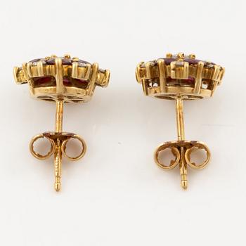 Earrings, a pair, 18K gold with rubies and brilliant-cut diamonds.