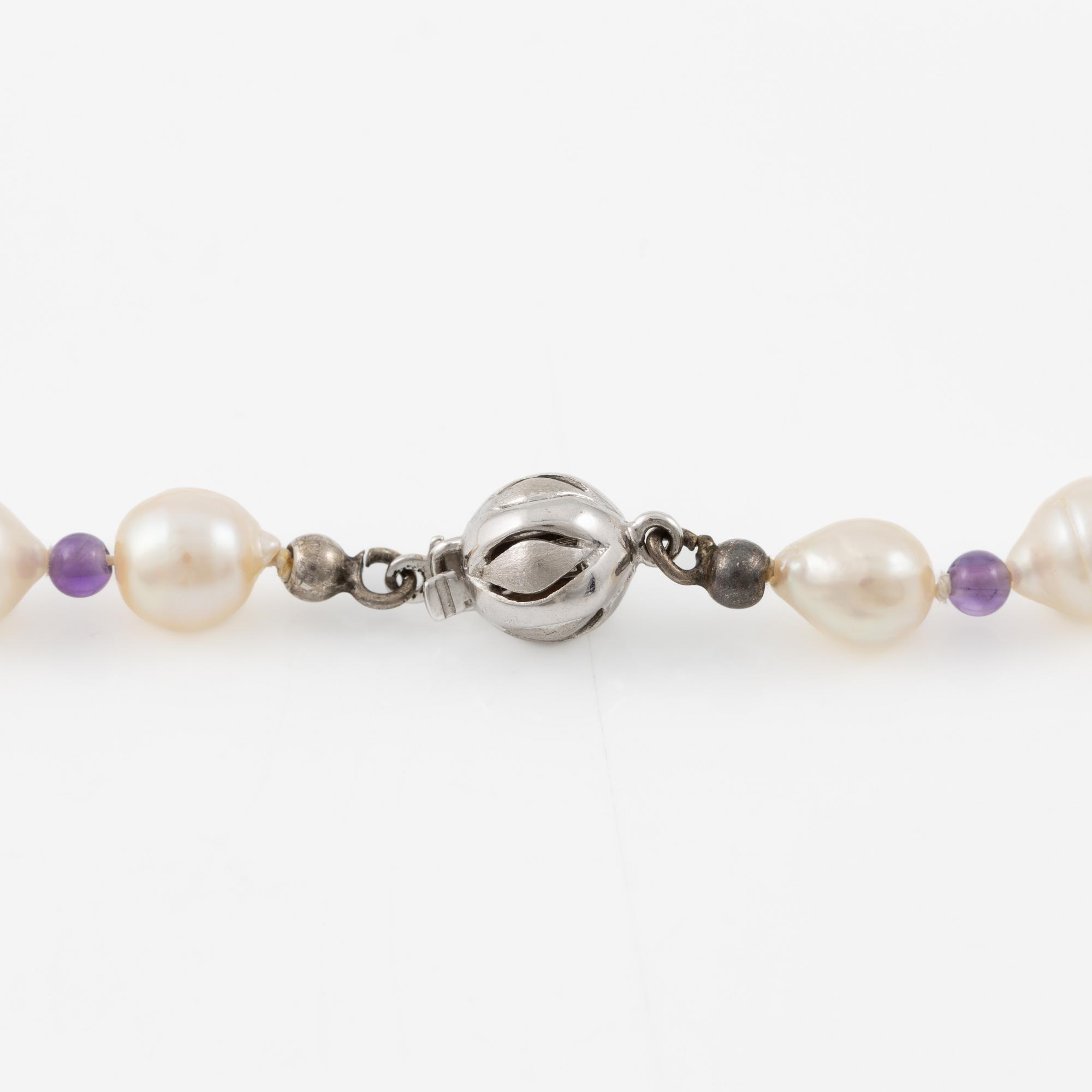 Pearl necklace, cultured pearls and amethysts, with clasp in 18K white gold.