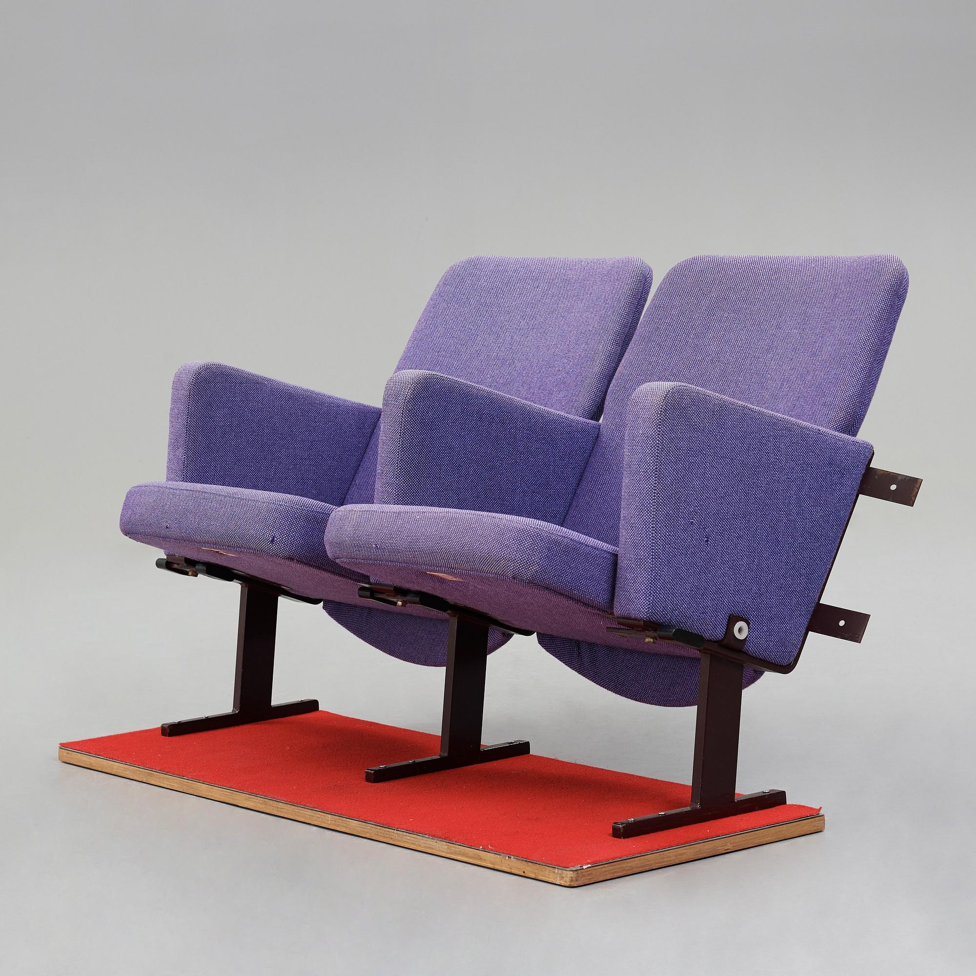 HANS J WEGNER, ett par biografstolar, "GE30", Getama, Danmark, 1970-tal.