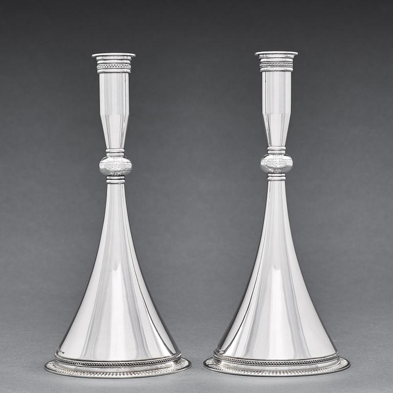 Wiwen Nilsson, ljusstakar, 2 stycken, Lund 1956-57, bysantinska modellen, sterling.