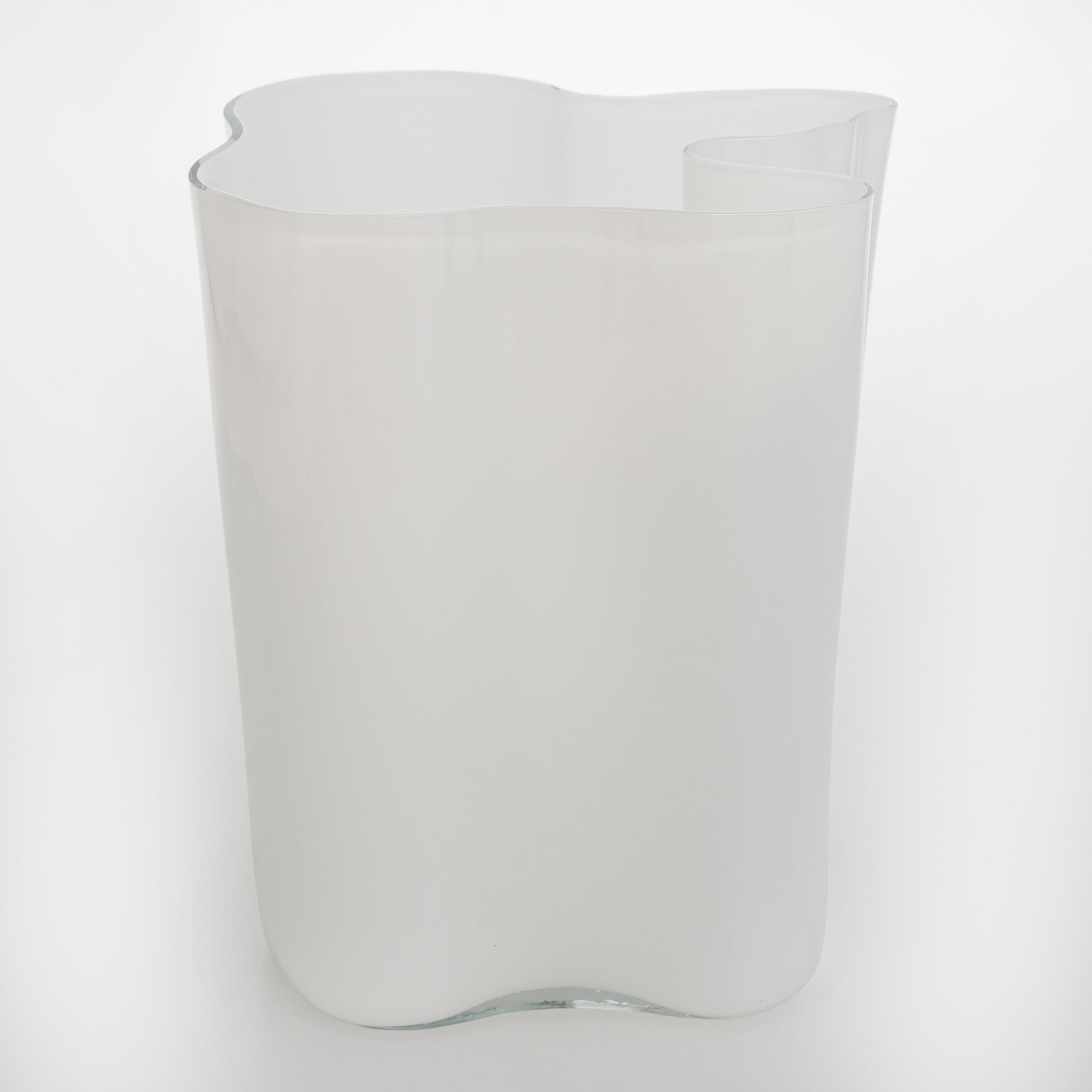 Alvar Aalto, a 3031 glass vase, signed Alvar Aalto - 3031.