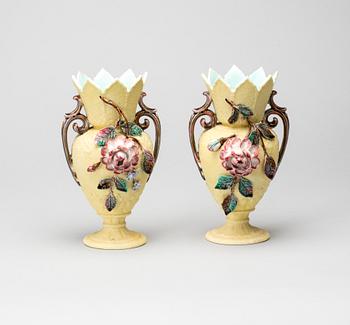 VASER, ett par, majolika, Gustavsberg. 1800-talets slut/omkring 1900.