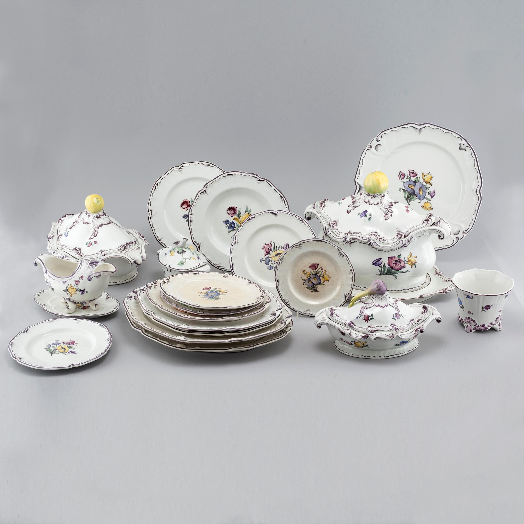 90 pieces of earthenware tableware from Rörstrand, model "Rörstrandia", 1930-56.