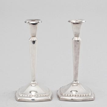 LJUSSTAKAR, ett par, silver, omkring 1900-talets mitt.