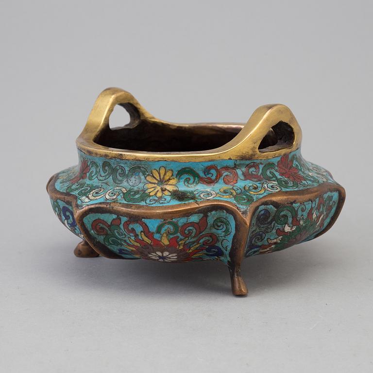 A Chinese cloisonné incense burner, early 20th century.