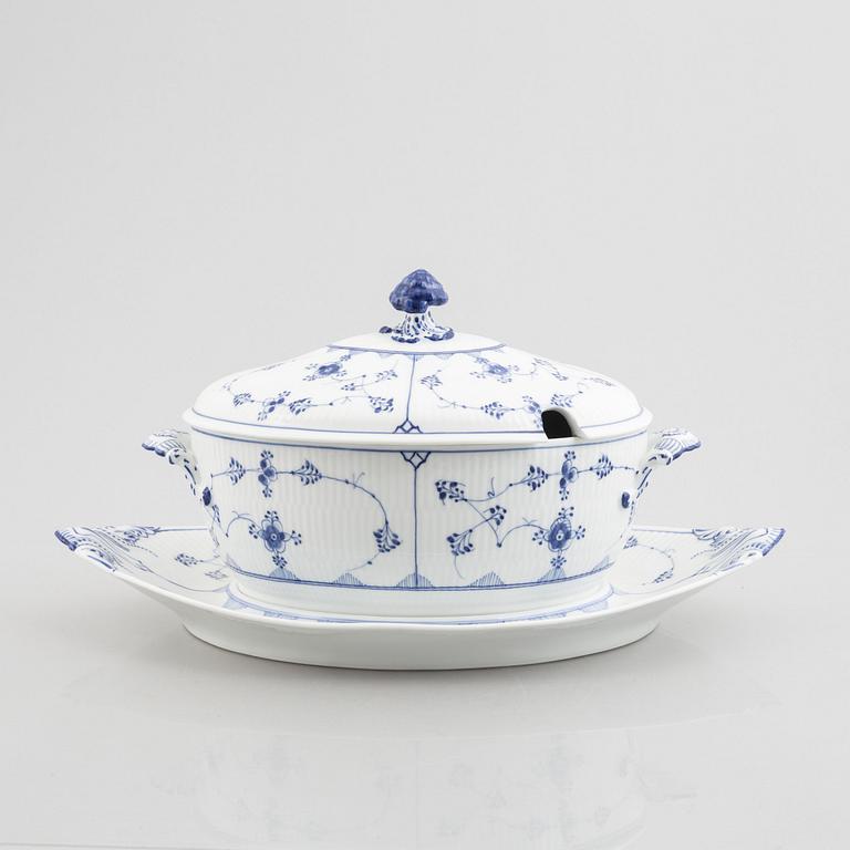A Royal Copenhagen musselmaalet tureen with cover and stand, plain fluted, 1894-1900. Model 361.