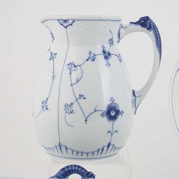 Matservis, 58 delar, porslin, "Musselmalet", Bing & Grøndahl, Danmark.