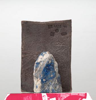 ROBERT RAUSCHENBERG, sign och dat -86 och numr 4/25. Multipel. Aluminium, screentryck, reliefpräglad silverplatta.