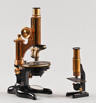 MIKROSKÅP, 2 st, bl a Ernst Leitz, Wetzlar. 1900-tal.