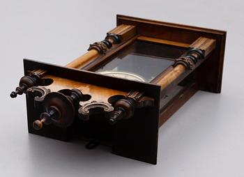 VÄGGPENDYL, jugend, omkring år 1900.