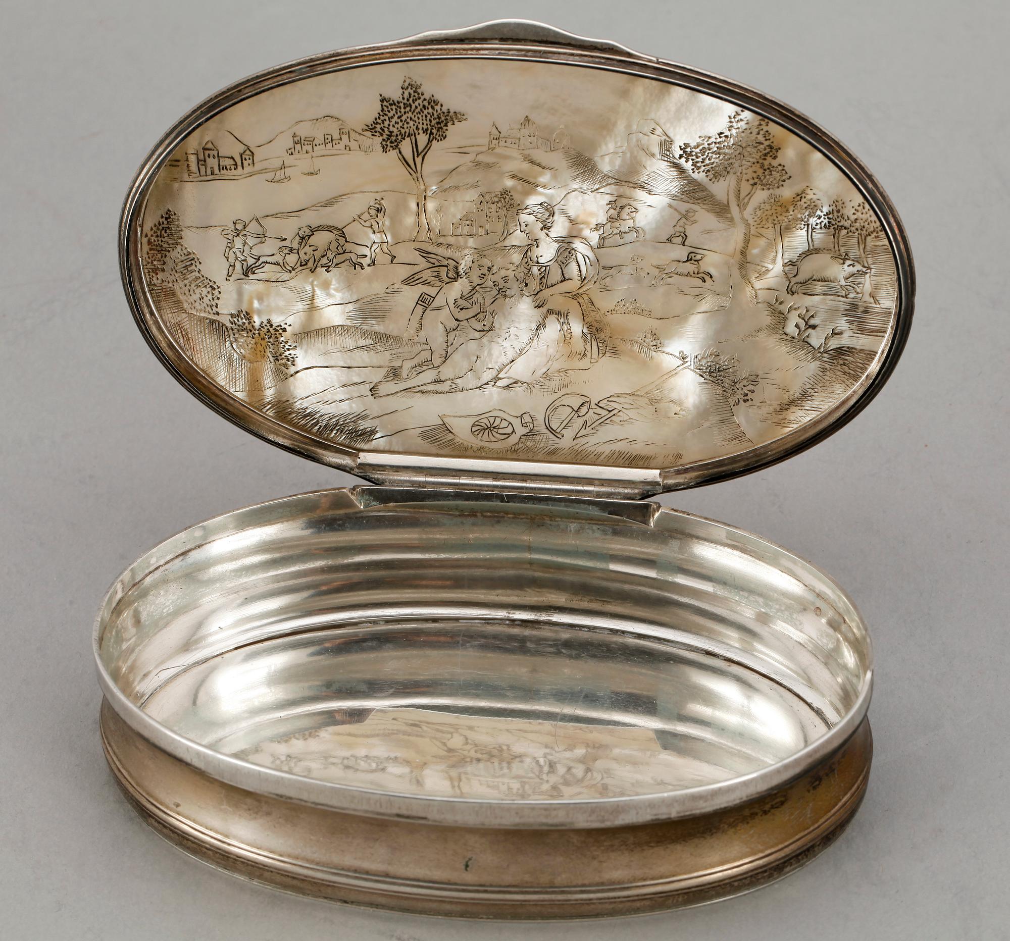 DOSA, silver och pärlemor, barockstil, Holland, 1800/1900-tal. Tot ca 185 gr.