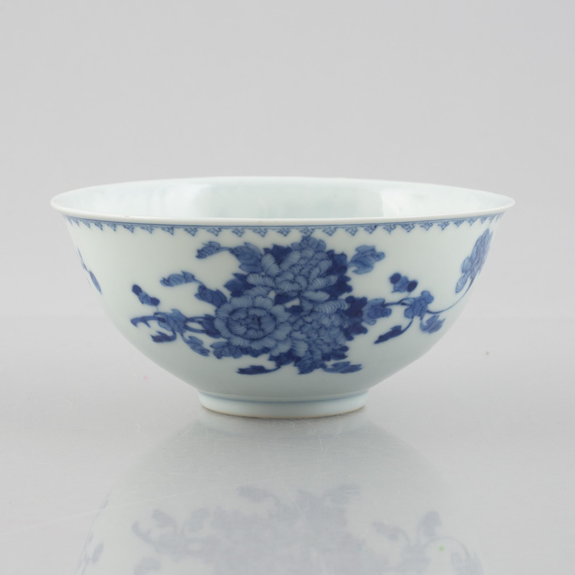 A group of three Chinese blue and white porcelain bowls, late Qing dynasty / early 20th century.