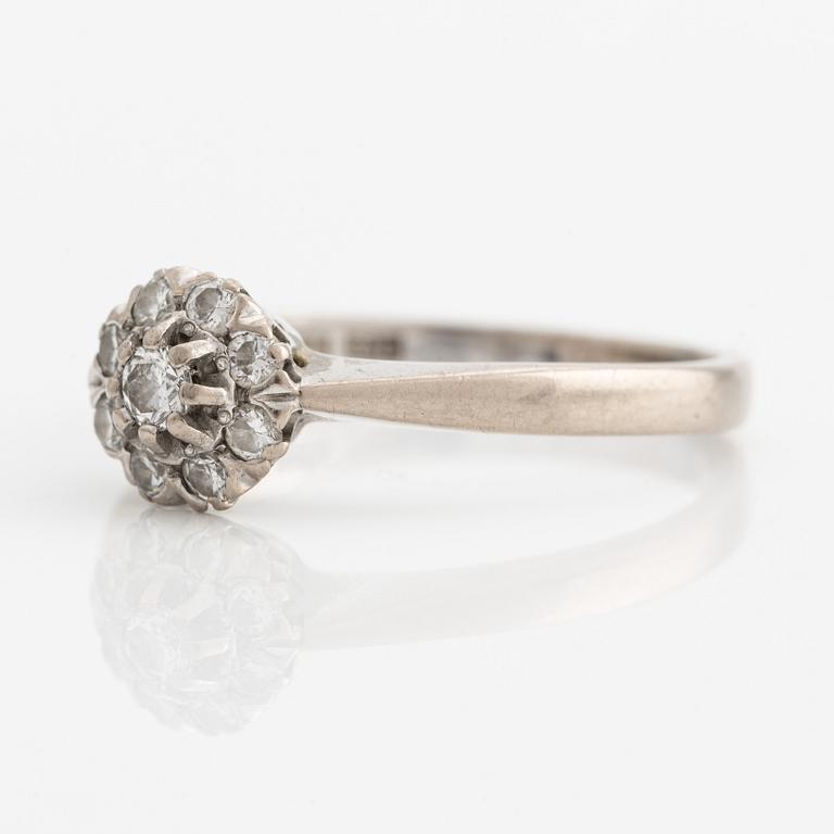 Ring, 18K vitguld, carmosémodell med briljantslipade diamanter.