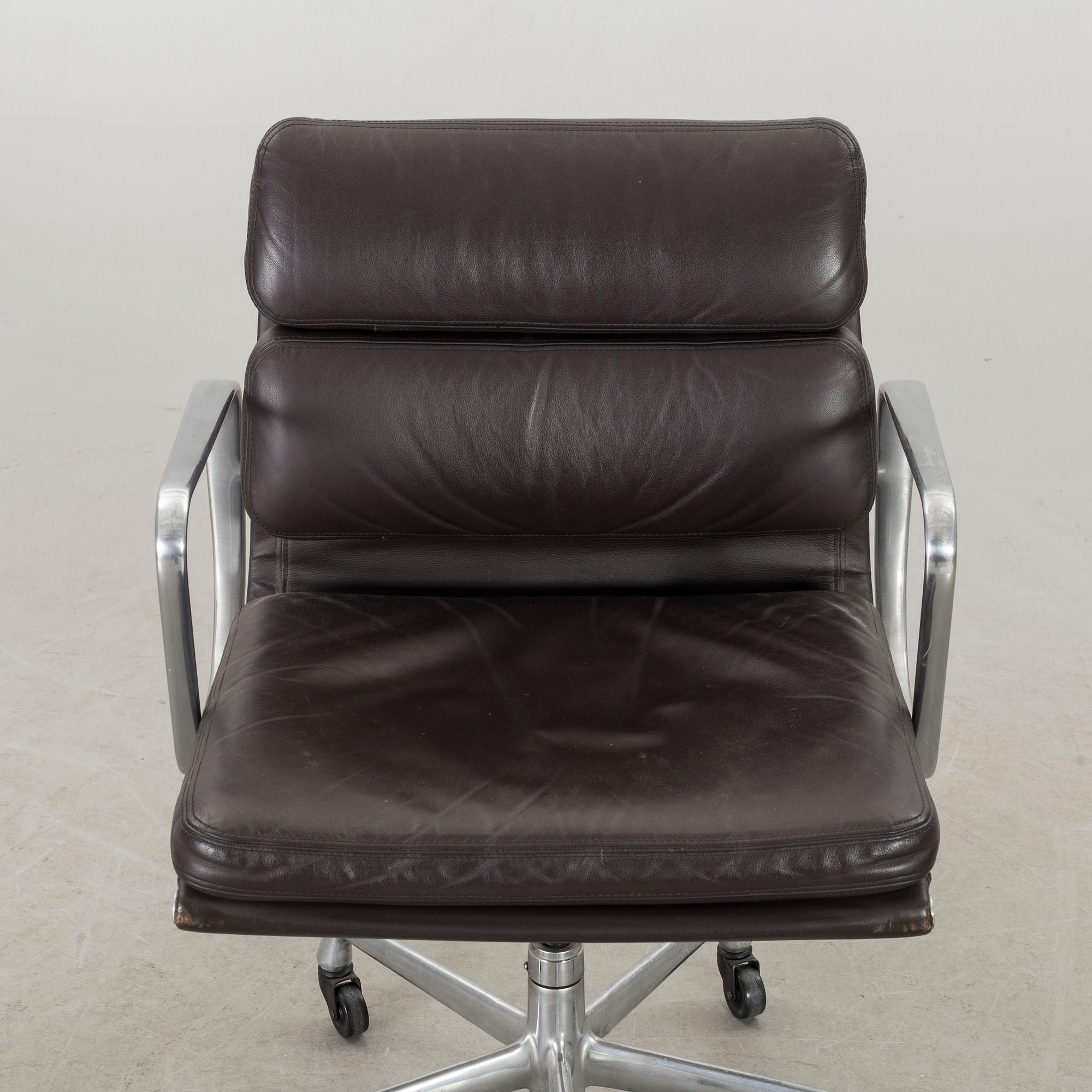 CHARLES & RAY EAMES, skrivbordsstol, "Soft pad chair". Herman Miller omkring 2000.