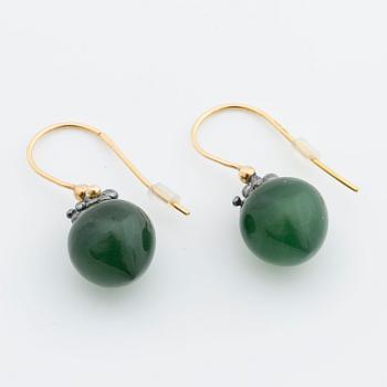 EARRINGS OLE LYNGGARD 18K gold silver and green cabochon-cut serpentine, design Dew drops.