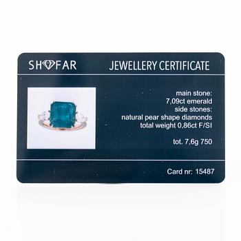 Ring in 18K gold with emerald and pear-shaped diamonds.