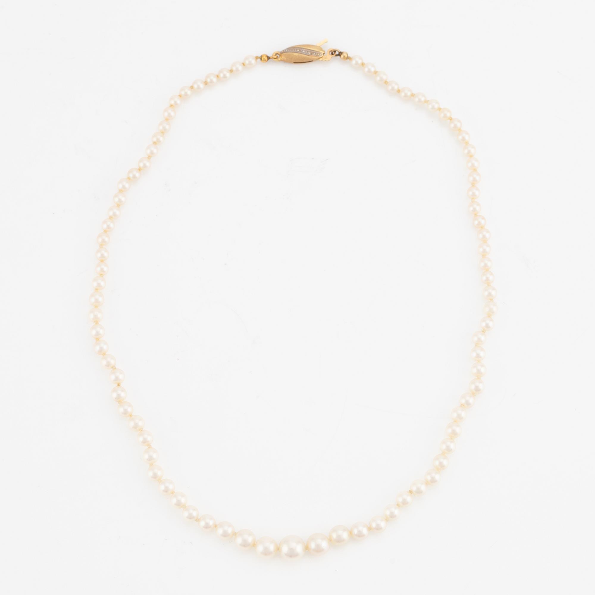 Collier, med odlade doserade pärlor, lås 18K guld.