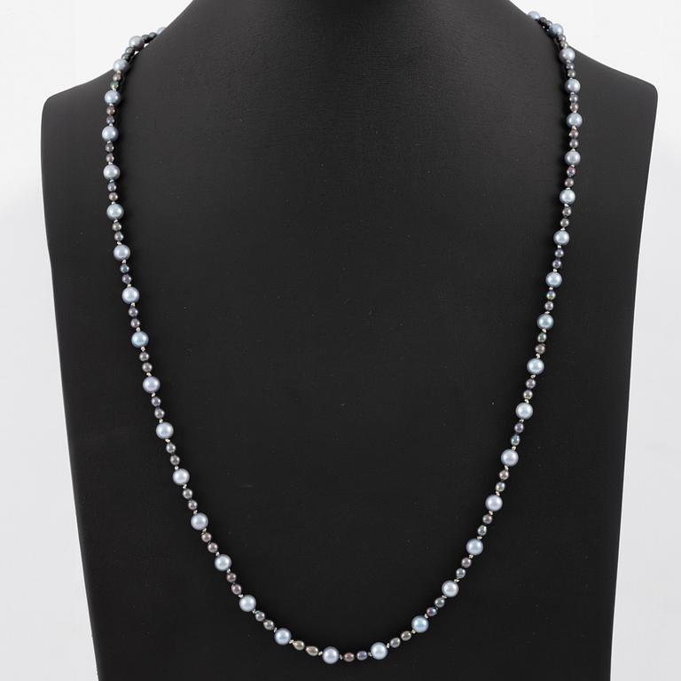 Pearl necklace, clasp in silver.