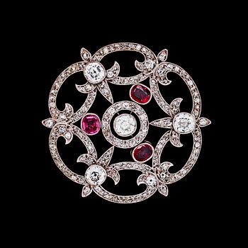 835. An old- and antigue cut diamond and ruby brooch, c. 1930's.