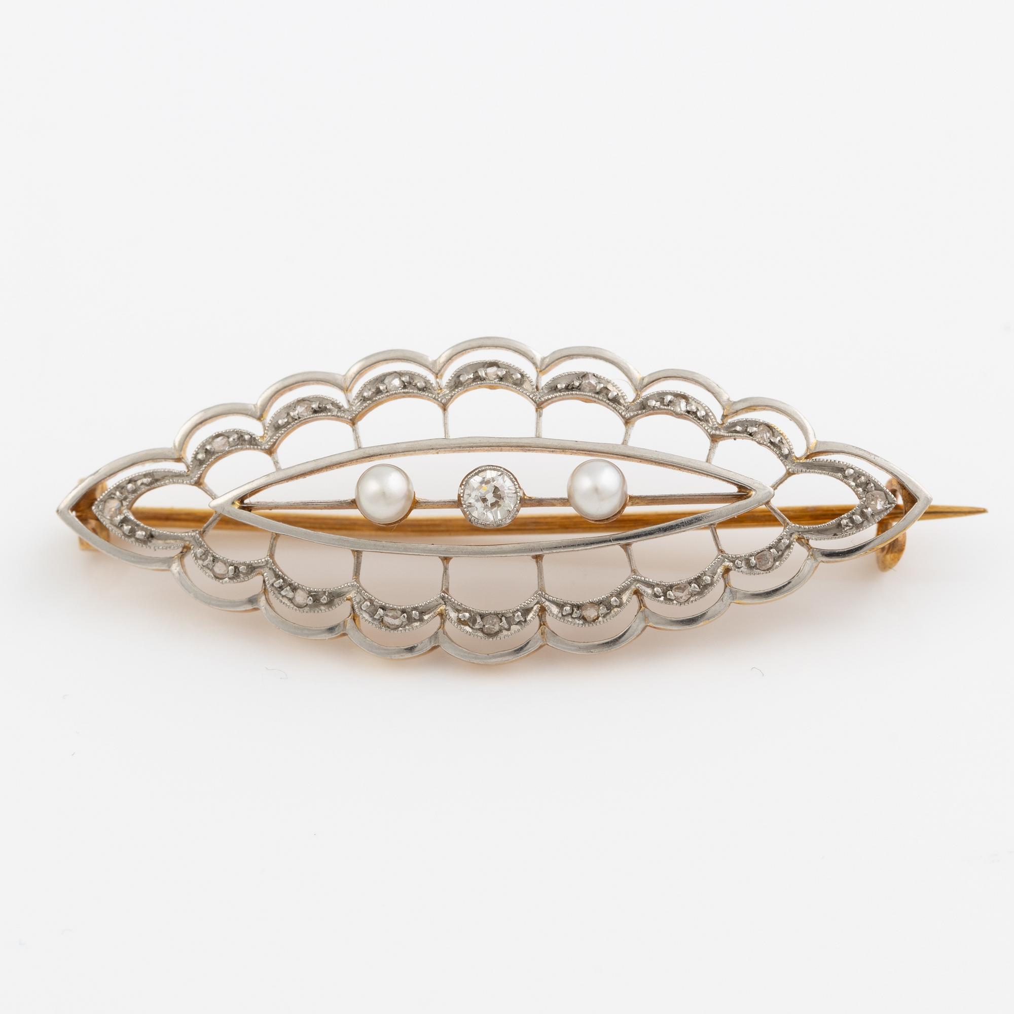 Brooch 18K gold and platinum with cultured pearls and old mine and rose-cut diamonds.