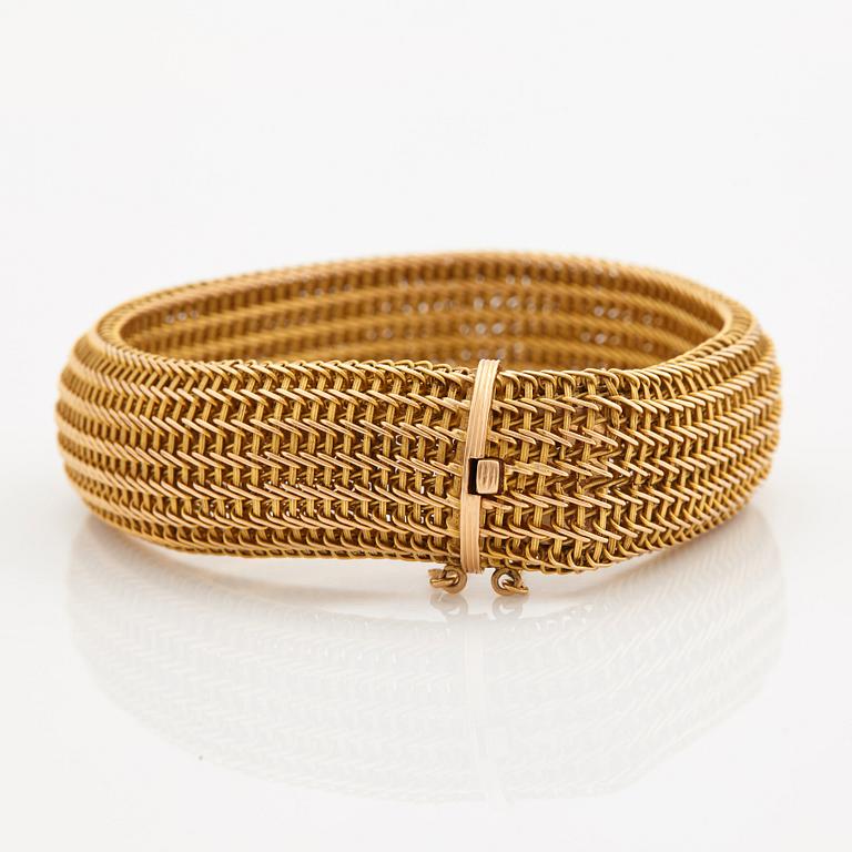 A bracelet with mesh-links.